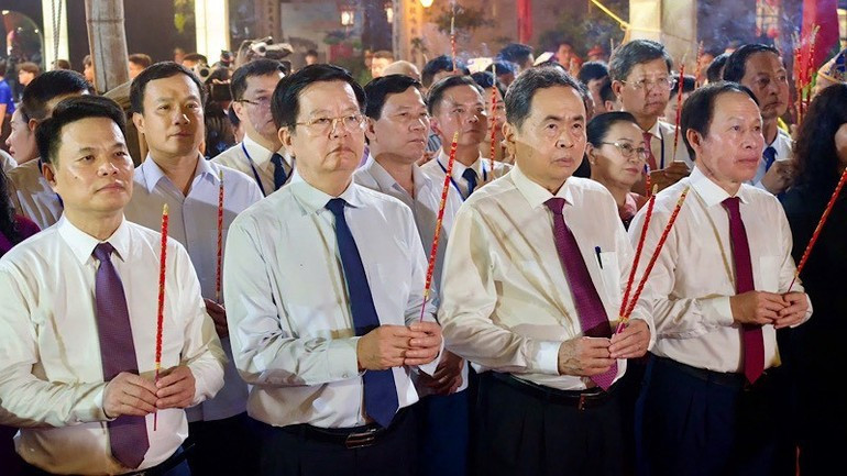 Delegates offer incense in commemoration of Hung Dao Dai Vuong Tran Quoc Tuan. lehoi-con-son-131025-1.jpg