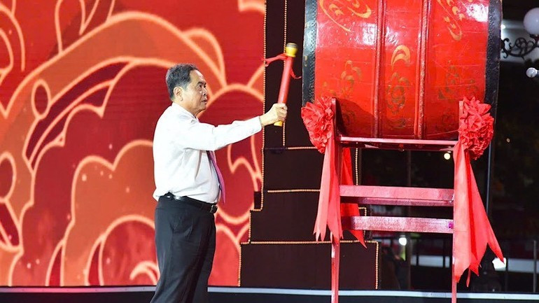 National Assembly Chairman Tran Thanh Man beats the ceremonial drum to open the Con Son – Kiep Bac Autumn Festival. lehoi-con-son-131025-2.jpg