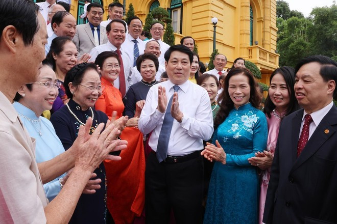 State President Luong Cuong meets with VAPE cadres. (Photo: VNA) State President Luong Cuong meets with VAPE cadres. (Photo: VNA)