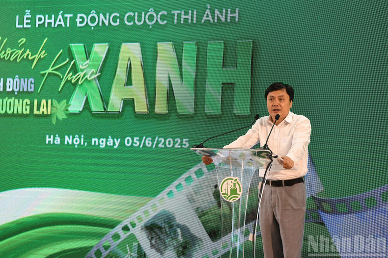 Nguyen Trung Thang, Deputy Director of the Green Urban Project Management Board and Vice Director of the Institute of Strategy and Policy on Agriculture and Rural Development, delivered the opening remarks. 1-phat-dong-cuoc-thi-moi-truong.jpg