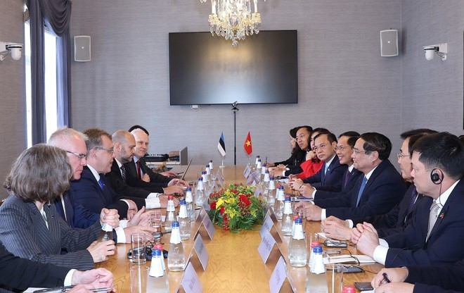 The meeting between PM Pham Minh Chinh and President of the Riigikogu Lauri Hussar on June 5 (Photo: VNA) vna-potal-thu-tuong-pham-minh-chinh-hoi-kien-chu-tich-quoc-hoi-estonia-8075337.jpg