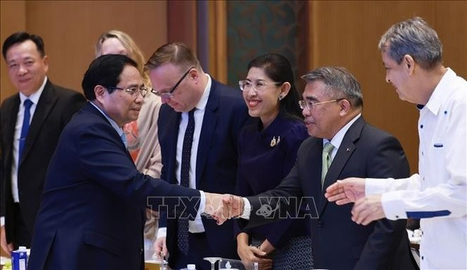 Prime Minister Pham Minh Chinh meets with delegates attending the ceremony (Photo: VNA) Prime Minister Pham Minh Chinh meets with delegates attending the ceremony (Photo: VNA)