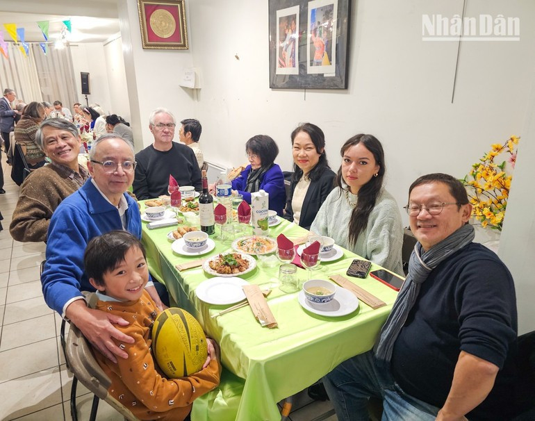 The meal organised by Nguyen Dac Ha’s family (in black shirt) gathered three generations of Vietnamese contributing to flood relief. (Photo: MINH DUY) kieubaophap-281025-2.jpg