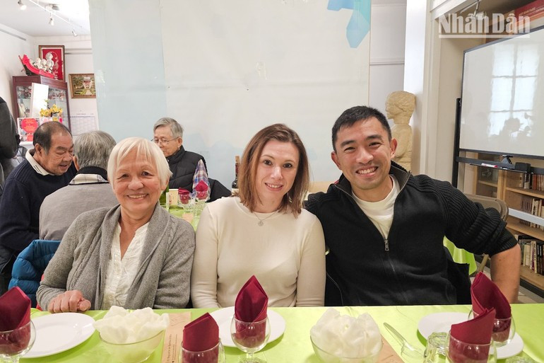 Through the charity meal, Thanh wished for her son and future daughter-in-law to better understand the Vietnamese tradition of compassion and mutual support. (Photo: KHAI HOAN) kieubaophap-281025-1.jpg
