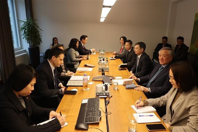 Permanent Deputy Prime Minister Nguyen Hoa Binh holds a working meeting with the leadership of UBS Group. (Photo: VNA)