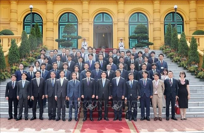 State President Luong Cuong (front, seventh from right) and the delegation from the Liberal Democratic Party Youth Division of Japan. (Photo: VNA)