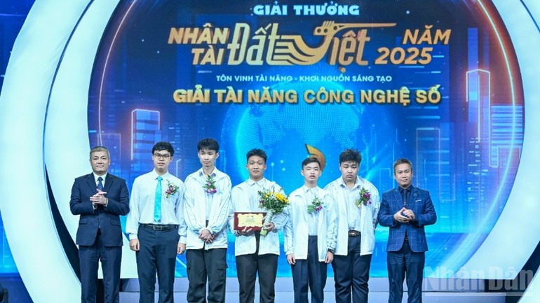 A team of students from the High School for Gifted Students in Natural Sciences receives the "Digital Talent" Award for their product of smart learning support system (Clauto). (Photo: DUY LINH) hocsinhchuyen-2981025.jpg