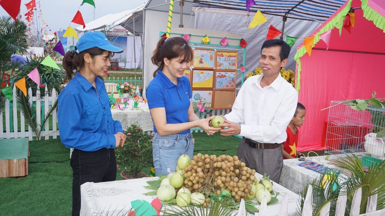 Organic produce from local farmers reaches consumers. (Photo: VAN HOC) nongnghiephuuco-23625.jpg