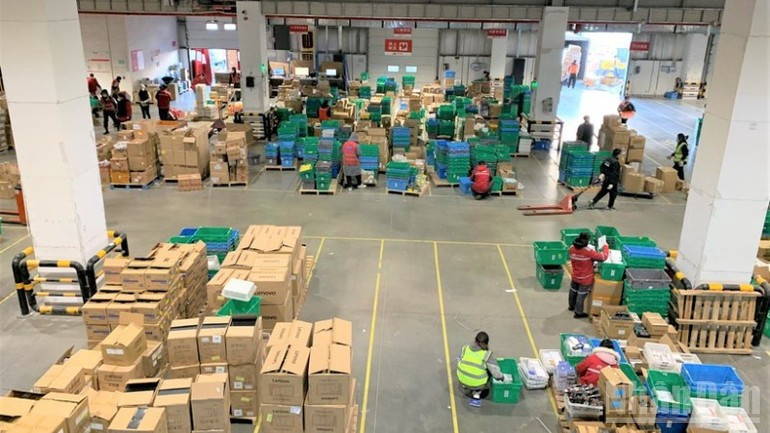 Semi-automated logistics warehouse of JD, a leading Chinese e-commerce company. (Photo: HUU HUNG) xkbien-gioi-14925.jpg