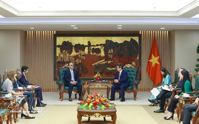 Prime Minister Pham Minh Chinh receives Qatari Ambassador Khalid Ali Abdullah Abel on March 17. (Photo: VNA)
