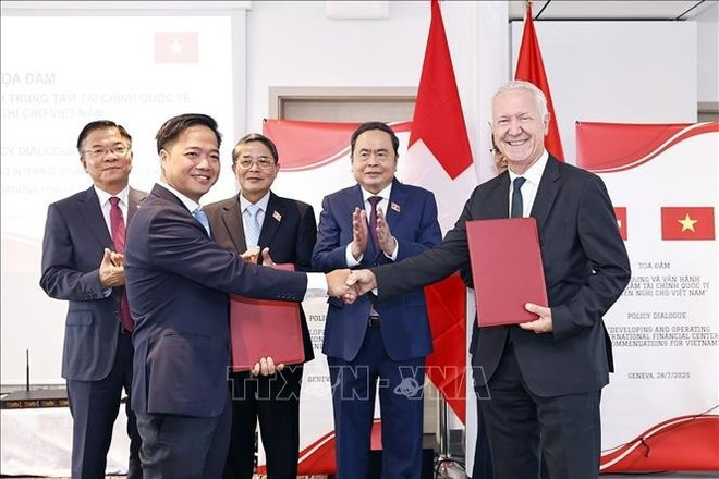 National Assembly Chairman Tran Thanh Man witnesses the signing ceremony of a memorandum of understanding on cooperation in developing the international financial centre between the Foreign Investment Agency under Vietnam’s Ministry of Finance and the Swiss Fintech Association. (Photo: VNA) National Assembly Chairman Tran Thanh Man witnesses the signing ceremony of a memorandum of understanding on cooperation in developing the international financial centre between the Foreign Investment Agency under Vietnam’s Ministry of Finance and the Swiss Fintech Association. (Photo: VNA)
