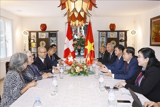 The working session between Chairman of the Vietnamese National Assembly Tran Thanh Man and President of the Switzerland–Viet Nam Friendship Association Anjuska Marija Weil in Geneva on July 28 (Photo: VNA) The working session between Chairman of the Vietnamese National Assembly Tran Thanh Man and President of the Switzerland–Viet Nam Friendship Association Anjuska Marija Weil in Geneva on July 28 (Photo: VNA)