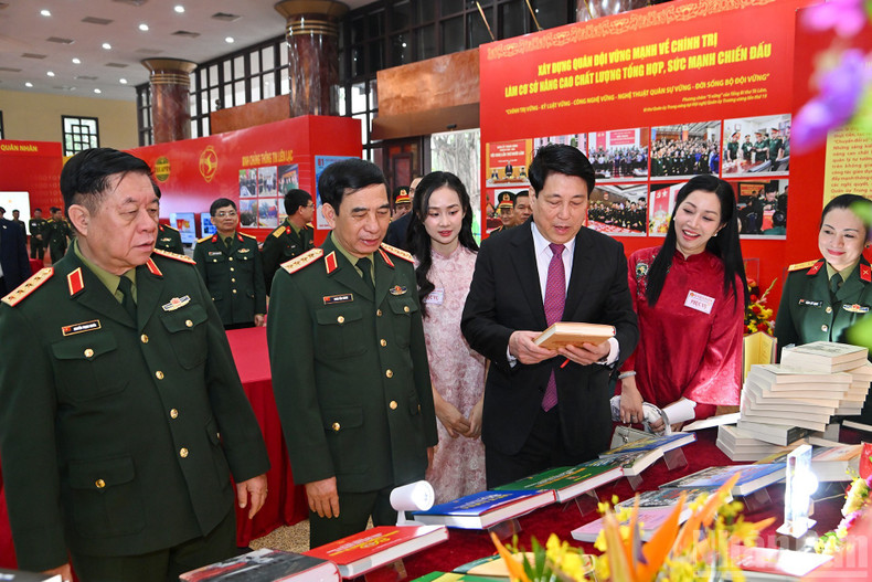 President Luong Cuong and delegates tour the exhibition at the conference.