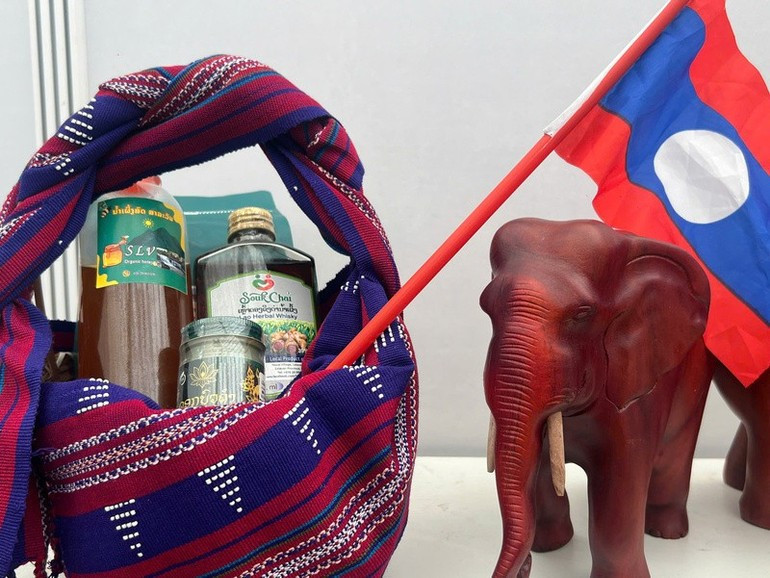 Viet Nam–Laos friendship resonates at the first Autumn Fair 2025. huunghivietlao-281025-1.jpg