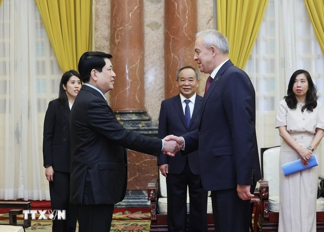 State President Luong Cuong (left) hosts a reception in Ha Noi on September 1 for Chairman of the House of Representatives of the National Assembly of Belarus Igor Sergeyenko (Photo: VNA) State President Luong Cuong (left) hosts a reception in Ha Noi on September 1 for Chairman of the House of Representatives of the National Assembly of Belarus Igor Sergeyenko (Photo: VNA)