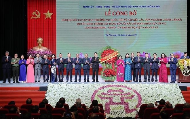 State President Luong Cuong presents flower to congratulate the Party organisation, authorities, and people of Ha Noi city. (Photo: VNA) State President Luong Cuong presents flower to congratulate the Party organisation, authorities, and people of Ha Noi city. (Photo: VNA)