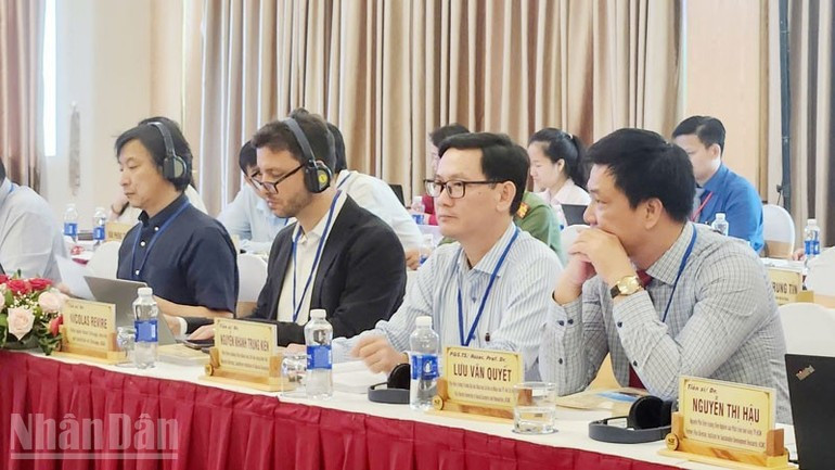 Domestic and international experts and scholars attending the conference. (Photo: nhandan.vn) hoithao-oceobathe-30725.jpg