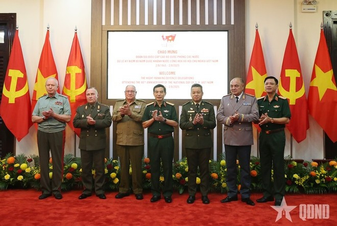 Minister of National Defence Phan Van Giang and delegates (Photo: qdnd) Minister of National Defence Phan Van Giang and delegates (Photo: qdnd)