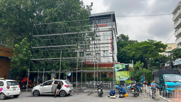 An LED screen is being installed on Hang Khay Street. (Photo: nhandan.vn) led-screen-22825.png