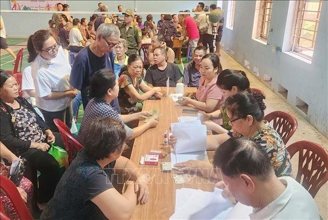 Local people line up at a distribution point in Lang Son province. (Photo: VNA) Local people line up at a distribution point in Lang Son province. (Photo: VNA)