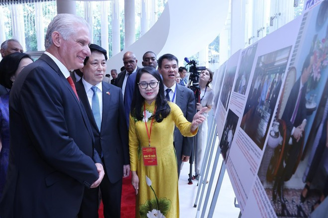 Vietnamese and Cuban leaders visit a photo exhibition hosted by Viet Nam News Agency (Photo: VNA) Vietnamese and Cuban leaders visit a photo exhibition hosted by Viet Nam News Agency (Photo: VNA)