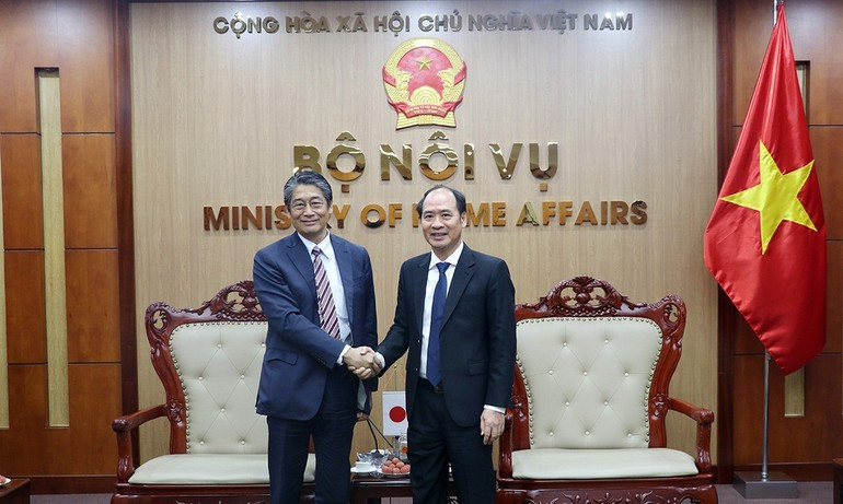 Deputy Minister Nguyen Van Hoi receiving Ambassador Ito Naoki, Ambassador Extraordinary and Plenipotentiary of Japan to Viet Nam. (Photo: MOHA) thu-truong-nguyen-van-hoi-tiep-dai-su-nhat-ban.jpg