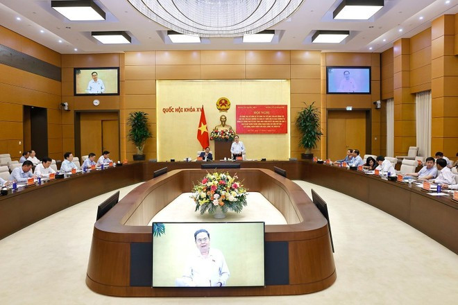 At the working session with the Standing Boards of the Party Committees of the National Assembly and the Government in Ha Noi on July 15 (Photo: VNA) At the working session with the Standing Boards of the Party Committees of the National Assembly and the Government in Ha Noi on July 15 (Photo: VNA)