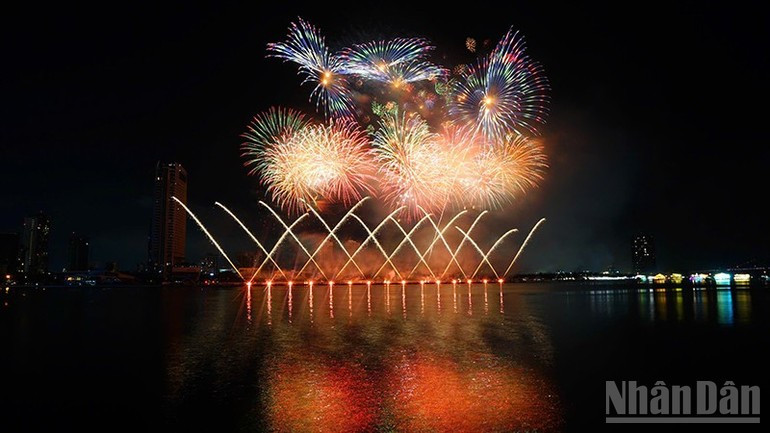 Fireworks by the Vietnamese team. (Photo: NDO) phaohoavietnam-29625.jpg