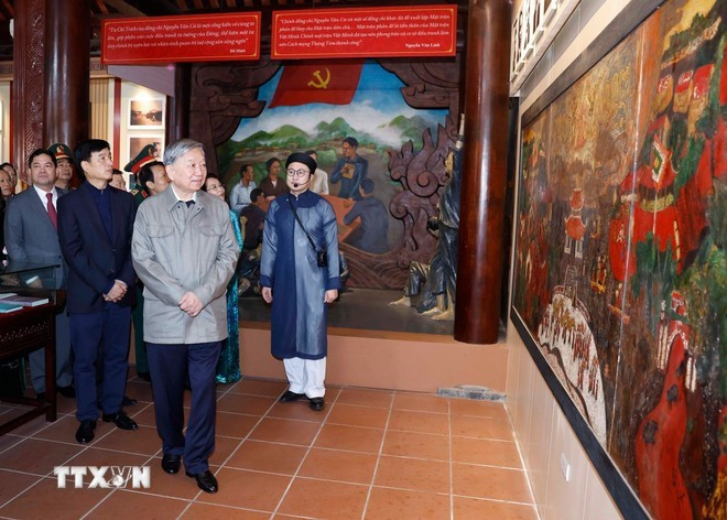 Party General Secretary To Lam visits the memorial site of former Party General Secretary Nguyen Van Cu in Bac Ninh province. (Photo: VNA)