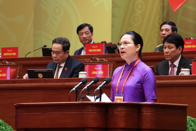 Ha Thi Nga, Standing Deputy Secretary of the Party Committee of the Viet Nam Fatherland Front (VFF) and central mass organisations, speaks at the 14th National Party Congress on January 21 morning. (Photo: VNA)