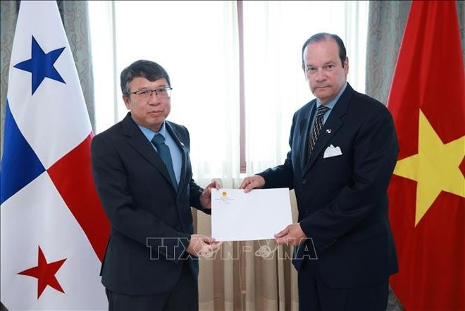 Vietnamese Ambassador to Mexico and Panama Nguyen Van Hai (left) submits a copy of his letter of credence to Panamanian Foreign Minister Javier Martínez-Acha Vásquez. (Photo: VNA) Vietnamese Ambassador to Mexico and Panama Nguyen Van Hai (left) submits a copy of his letter of credence to Panamanian Foreign Minister Javier Martínez-Acha Vásquez. (Photo: VNA)