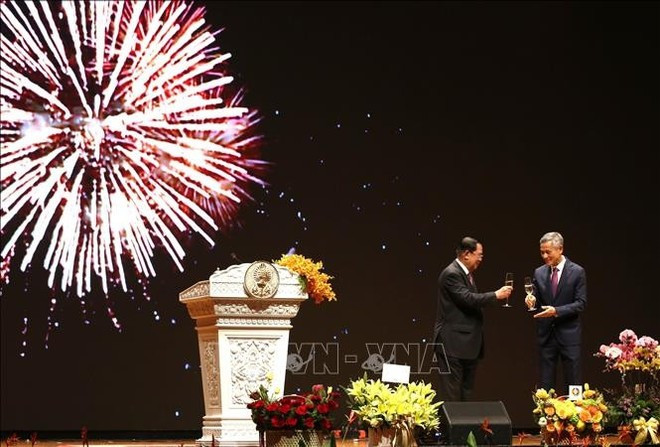 President of the Cambodian Senate Samdech Techo Hun Sen (left) and Ambassador Nguyen Minh Vu congratulate Viet Nam on its National Day. (Photo: VNA) President of the Cambodian Senate Samdech Techo Hun Sen (left) and Ambassador Nguyen Minh Vu congratulate Viet Nam on its National Day. (Photo: VNA)