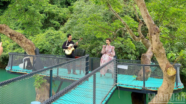 Singing by the Stream. (Photo: nhandan.vn) bo-suoi-28725.jpg