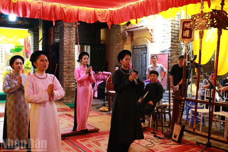 Ca tru singers offering incense to the village deity. Ca tru singers offering incense to the village deity.