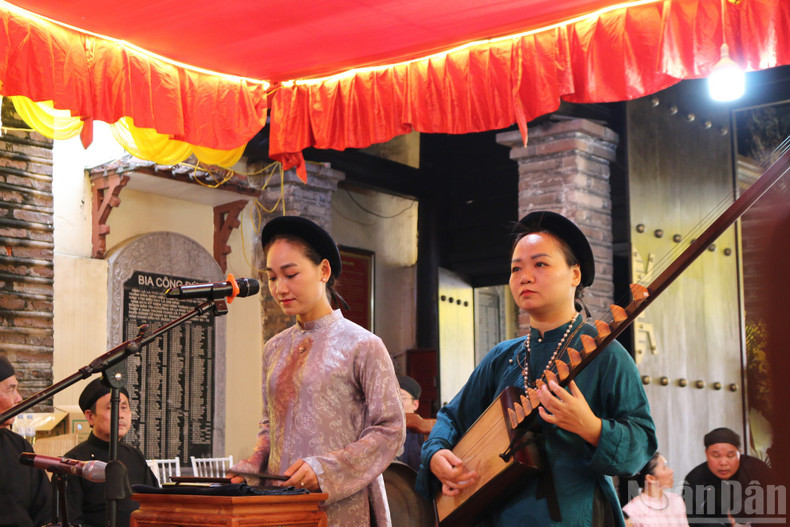 Ca tru performances in the sacred space of La Phu Communal House. Ca tru performances in the sacred space of La Phu Communal House.