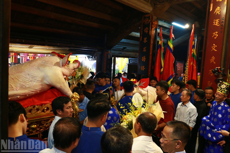 Offerings presented to the village deity. Offerings presented to the village deity.