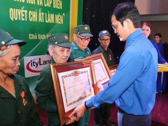 Bui Quang Huy, alternate member of the Party Central Committee, Vice President of the Viet Nam Fatherland Front Central Committee and First Secretary of the Ho Chi Minh Communist Youth Union Central Committee, presents the "Glorious Youth Volunteer" medal to former youth volunteers at the ceremony. (Photo: VNA) Bui Quang Huy, alternate member of the Party Central Committee, Vice President of the Viet Nam Fatherland Front Central Committee and First Secretary of the Ho Chi Minh Communist Youth Union Central Committee, presents the "Glorious Youth Volunteer" medal to former youth volunteers at the ceremony. (Photo: VNA)