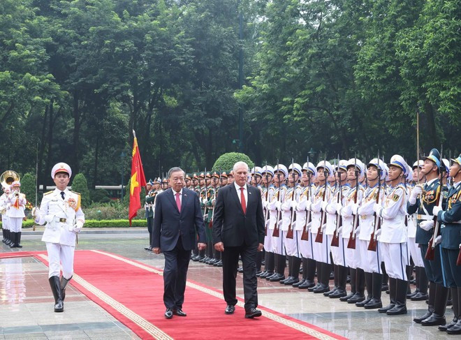 General Secretary of the Communist Party of Viet Nam (CPV) Central Committee To Lam (L) and First Secretary of the Communist Party of Cuba (CPC) Central Committee and President of Cuba Miguel Díaz-Canel Bermúdez review the guard of honour. (Photo: VNA) General Secretary of the Communist Party of Viet Nam (CPV) Central Committee To Lam (L) and First Secretary of the Communist Party of Cuba (CPC) Central Committee and President of Cuba Miguel Díaz-Canel Bermúdez review the guard of honour. (Photo: VNA)
