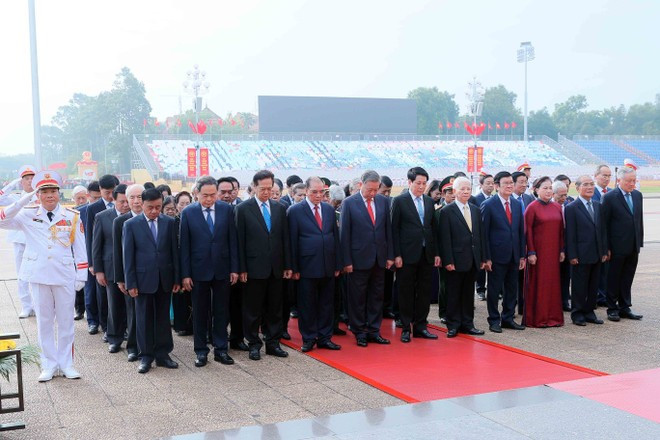 The delegates express their infinite gratitude and profound respect for President Ho Chi Minh’s tremendous contributions to the revolutionary cause of the Party and the nation. (Photo: VNA) The delegates express their infinite gratitude and profound respect for President Ho Chi Minh’s tremendous contributions to the revolutionary cause of the Party and the nation. (Photo: VNA)