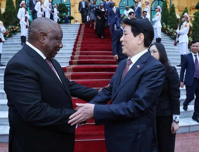 Vietnamese State President Luong Cuong (R) and South African President Matamela Cyril Ramaphosa. (Photo: VNA) Vietnamese State President Luong Cuong (R) and South African President Matamela Cyril Ramaphosa. (Photo: VNA)