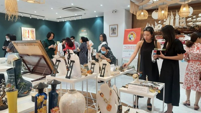 Visitors explore products displayed at the ITPC showroom in Ho Chi Minh City. doanhnghieptphcm-151025-2.jpg
