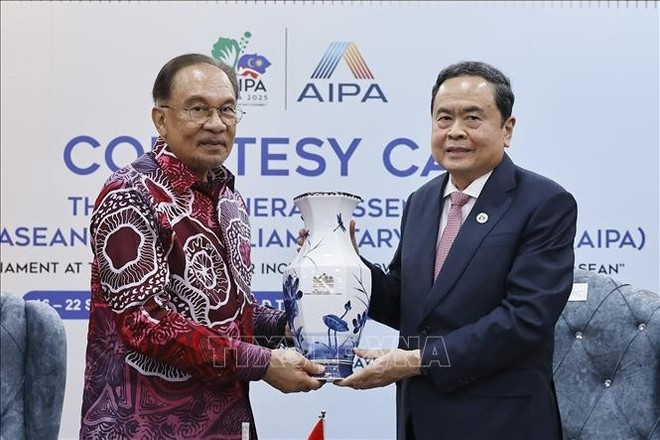 Chairman of the Vietnamese National Assembly Tran Thanh Man (R) presents a gift to Malaysian Prime Minister Anwar Ibrahim. (Photo: VNA) Chairman of the Vietnamese National Assembly Tran Thanh Man (R) presents a gift to Malaysian Prime Minister Anwar Ibrahim. (Photo: VNA)