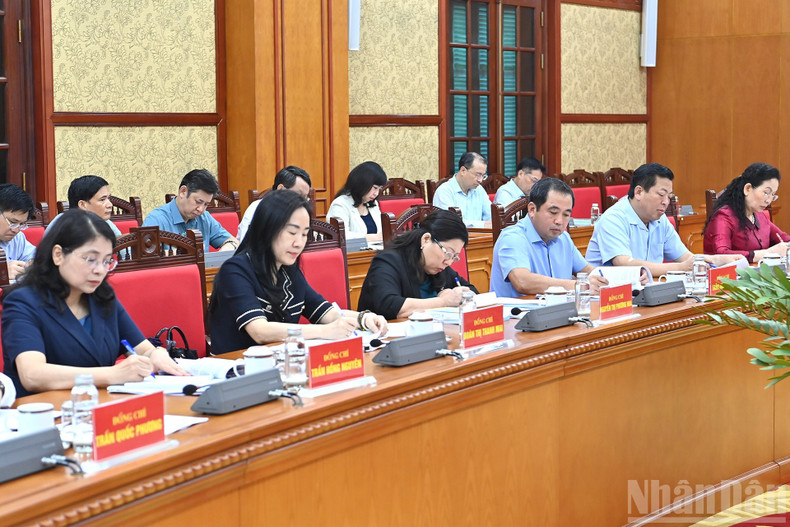 Delegates attended the working session. tbt-hopdanguychinhphu-18925-3.jpg