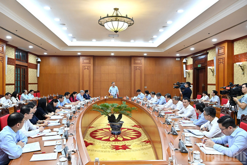 Overview of the working session at the headquarters of the Party Central Committee. tbt-hopdanguychinhphu-18925-6.jpg