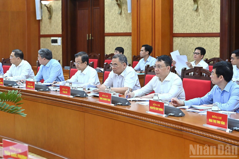 Delegates attended the working session. tbt-hopdanguychinhphu-18925-4.jpg