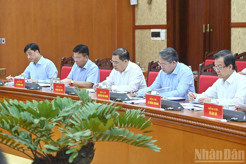 Party and State leaders and delegates attended the working session. tbt-hopdanguychinhphu-18925-2.jpg