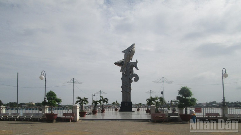 The basa fish monument near the junction of the Chau Doc River. cabasa-18925-1.jpg