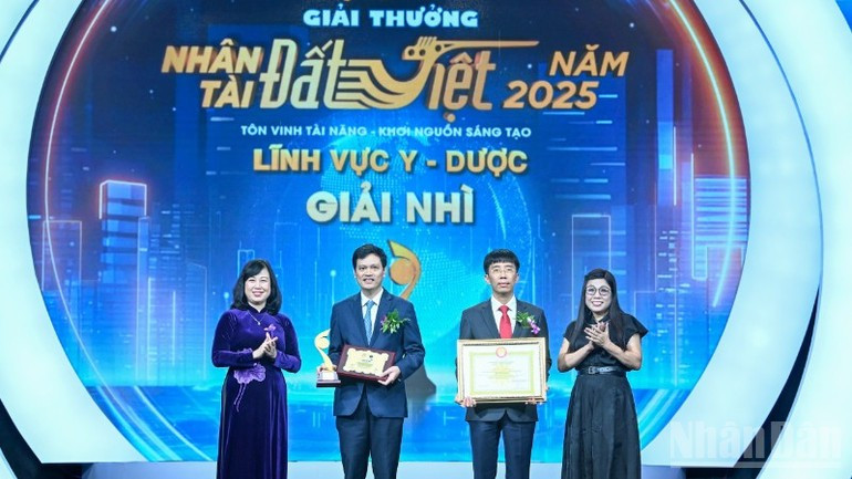 Minister of Health Dao Hong Lan (left) presents the second prize in the Medicine–Pharmaceuticals category to a group of authors. (Photo: DUY LINH) botruongyte-281025.jpg