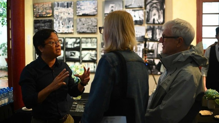 Experts discuss photographic creativity on the sidelines of the event. photo-hanoi-25-021125-1.jpg