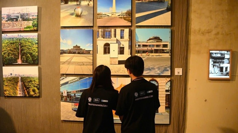 Members of the public visit the exhibition. photo-hanoi-25-021125-2.jpg